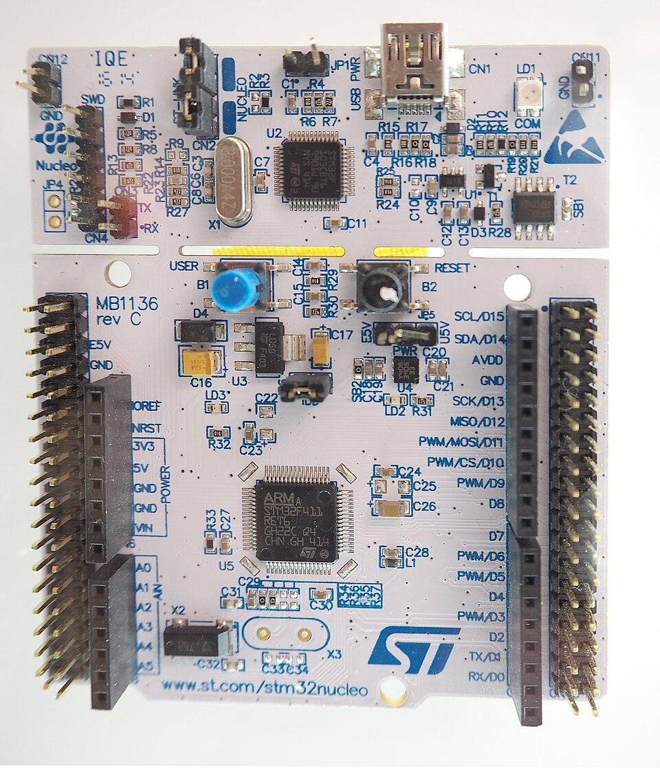 STM32 Nucleo 보드. 위쪽 절반이 ST-LINK 디버거이고 아래쪽이 실제 타깃 MCU 다. 잘라내면 디버거를 따로 쓸 수 있다.