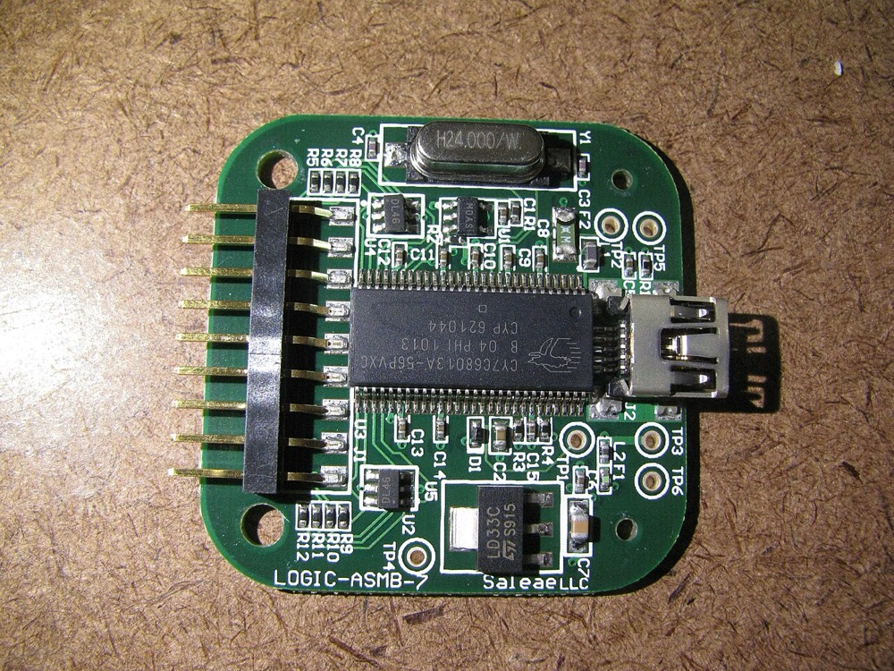 USB 로직 분석기. 채널 선을 신호에 물리면 PC 화면에 파형과 프로토콜 해석이 뜬다.